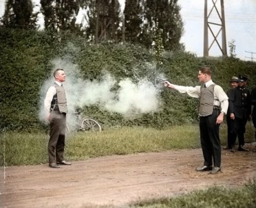 W.H. Murphy e seu sócio demonstrando seu colete à prova de balas. 13 de Outubro, 1923