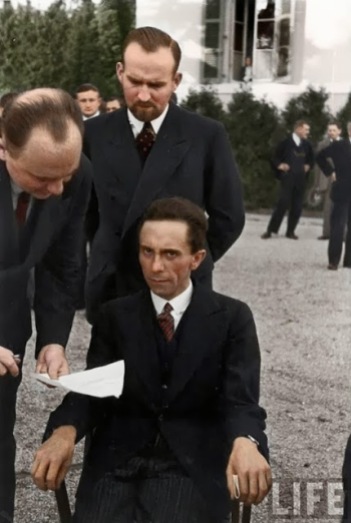 Joseph Goebbels olhando feio para o fotógrafo Alfred Eisenstaedt depois de descobrir que ele era judeu, 1933