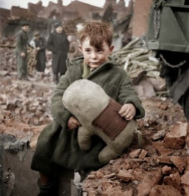 Garoto abandonado segurando um boneco de pelúcia. Londres, 1945