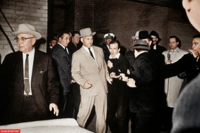 Lee Harvey Oswald, assassino de John F. Kennedy, no momento em que ele próprio é assassinado com um tiro