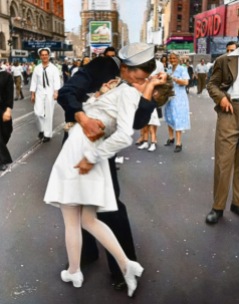 Fotografia de Alfred Eisenstadt que retrata um marinheiro americano beijando uma mulher vestida de branco durante a celebração do Dia da Vitória sobre o Japão na Times Square em 14 de agosto de 1945