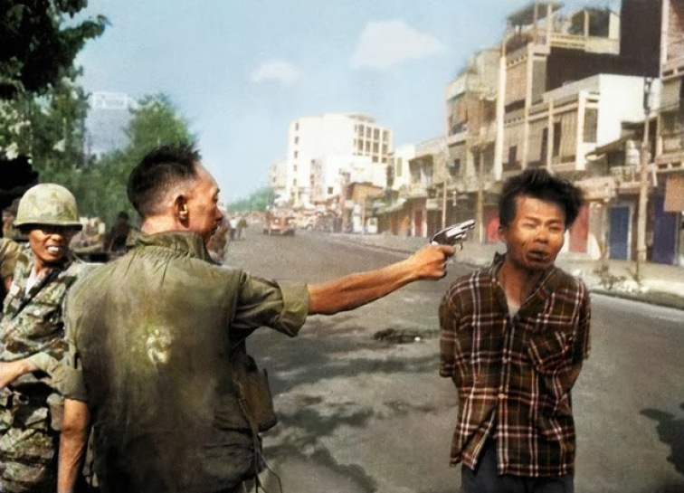 A execução de um membro da Frente Nacional de Libertação de Vietnam a mando do chefe da polícia sulvietnamita Nguyen Ngọc Loan em uma rua de Saigón. Por Eddie Adams (1968)