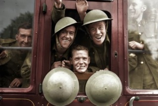 Tropas britânicas embarcando no trem para a primeira etapa da viagem até a frente ocidental – Inglaterra, 20 de setembro de 1939