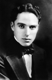 Charlie Chaplin em diferentes momentos de sua vida