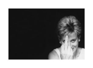 Sem lugar a dúvidas, cansada e asfixiada de tanto acosso, Lady Diana Spencer mandou uma mensagem aos paparazzi do momento. A instantânea seria entre divertida e terrível... se não fosse falsa: trata-se de uma foto montagem de Allison Jackson intitulada 'Diana Finger-Up', do ano 2000, com uma dupla da Princesa de Gales - ALISON JACKSON