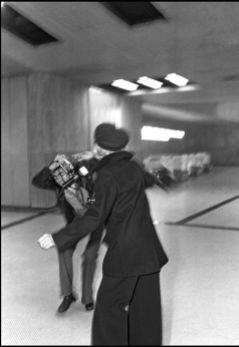 Marlène Dietrich agride um fotógrafo no aeroporto de Orly [Francis Apesteguy], Paris, 1975 - DANIEL ANGELI