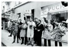 Paparazzi em greve em frente à casa de Brigitte Bardot, avenida de Paul-Doumer, em Paris, 1965. Os fotógrafos exibem cartazes com os lemas "1955... busca-nos. 1965... recusa-nos", "B. B., lembre do teu começo" - PASCAL ROSTAIN / BRUNO MOURON