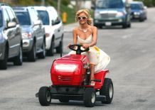 Também há espaço para celebrities de nosso tempo. Paris Hilton em um cortador de grama, 21 de março de 2006 - SÉBASTIEN VALIELA