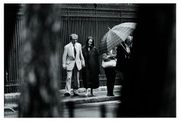 Woody Allen e Soon Yi, filha adotiva da ex-mulher do diretor, Mia Farrow, e que anos depois se converteria em sua esposa. O casal passeia pelas Tullerías, em Paris, outubro de 1994 - PASCAL ROSTAIN/BRUNO MOURON