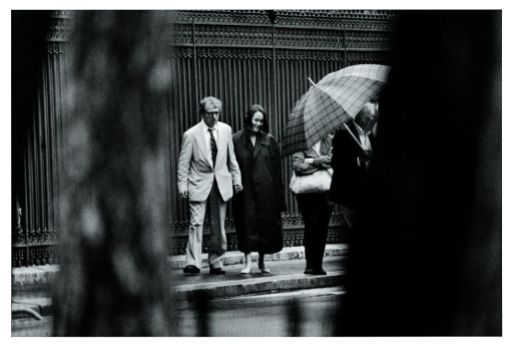 Woody Allen e Soon Yi, filha adotiva da ex-mulher do diretor, Mia Farrow, e que anos depois se converteria em sua esposa. O casal passeia pelas Tullerías, em Paris, outubro de 1994 - PASCAL ROSTAIN/BRUNO MOURON
