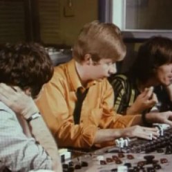 Geoff (C) com Paul e George na cabine de som dos estúdios Abbey Road.