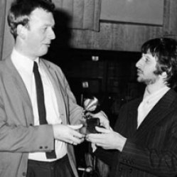 Geoff recebe o Grammy das mãos de Ringo, em 1968.