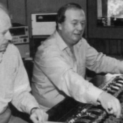 Onde a magia dos sons dos Beatles acontecia. George Martin e Geoff Emerick, os caras importantes dos bastitores das gravações em 1995.