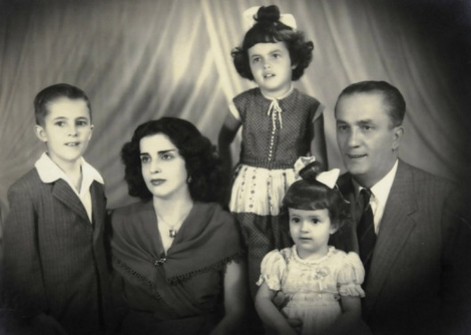 A família Rousseff (da esquerda para a direita)- o filho mais velho, Igor, a mãe, Dilma Jane Coimbra Silva, as filhas Dilma Vana e Zana Lúcia, e o pai Pedro (Pétar) Rousseff
