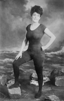 Annette Kellerman promove o direito das mulheres ao usar um maiô em 1907. Ela foi presa por atentado ao pudor