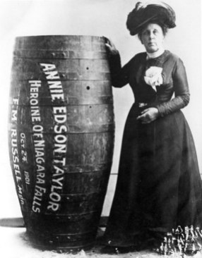 Annie Edison Taylor, a primeira pessoa a sobreviver descendo as Cataratas do Niágara em um barril, 1901