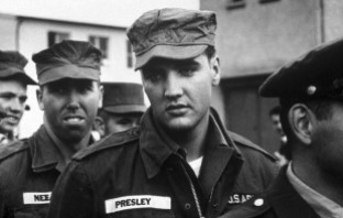 Elvis Presley durante seu serviço no exército, em 1958