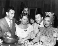 Frank Sinatra, Peter Lawford, Xavier Cugat e Carmen Miranda em Hollywood