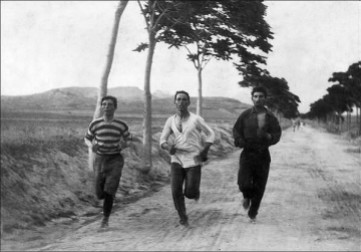 Maratonistas nos primeiros jogos olímpicos modernos em Atenas, Grécia, em 1896