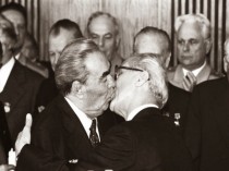 O Beijo Fraternal Socialista entre Leonid Brezhnev e Erich Honecker, em 1979