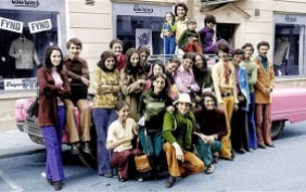 O jovem Osama Bin Laden com sua família em férias na Suécia nos anos 70. Bin Laden é o segundo da direita com camisa verde e calça azu