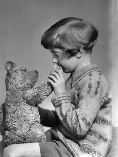 Os verdadeiros Ursinho Pooh e Christopher Robin, em 1927