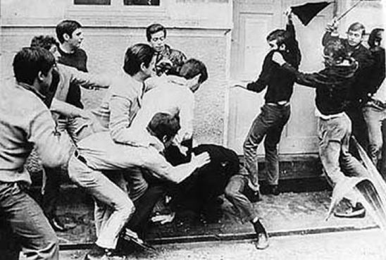 Confronto entre estudantes das universidades Mackenzie e USP, em São Paulo, conhecido como “Batalha da Maria Antônia”. Capítulo mais grave da disputa ideológica entre esquerda (USP) e direita (Mackenzie), ocorrido em 3 de outubro de 1968. Boris Casoy participou desse confronto, pela Mackenzie.