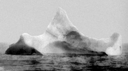 Um iceberg fotografado em 1912, tendo uma marca inconfundível de tinta preta e vermelha. Acredita-se que este foi o iceberg que afundou o Titanic