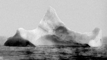 Um iceberg fotografado em 1912, tendo uma marca inconfundível de tinta preta e vermelha. Acredita-se que este foi o iceberg que afundou o Titanic